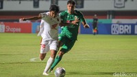 Skor 2-0 untuk keunggulan PSM Makassar bertahan hingga babak pertama usai.  