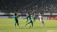 Usaha PSS Sleman baru membuahkan hasil di menit ke-88 lewat tendangan pemain belakang mereka T. Duarte 