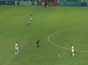 Jual Beli Serangan Jelang Babak II Berakhir, PSS Vs PSM Masih 0-2 Jual Beli Serangan Jelang Babak II Berakhir, PSS Vs PSM Masih 0-2