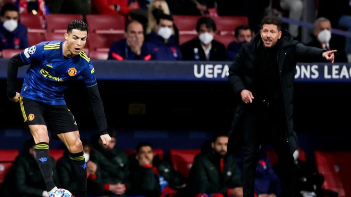 MADRID, SPAIN - FEBRUARY 23: (L-R) Cristiano Ronaldo of Manchester United, coach Diego Pablo Simeone of Atletico Madrid during the UEFA Champions League  match between Atletico Madrid v Manchester United at the Estadio Wanda Metropolitano on February 23, 2022 in Madrid Spain (Photo by David S. Bustamante/Soccrates/Getty Images)