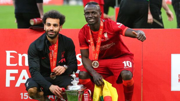 LONDON, ENGLAND - MAY 14:  Mohamed Salah and Sadio Mane of Liverpool celebrate after The FA Cup Final match between Chelsea and Liverpool at Wembley Stadium on May 14, 2022 in London, England. (Photo by Alex Livesey - Danehouse/Getty Images)