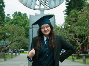 Kisah Salsabilla, Wisudawan Teman Tuli ITB yang Jago Bikin Komik