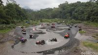 Serunya Main Basah-basahan dengan Wisata Jip Lereng Merapi