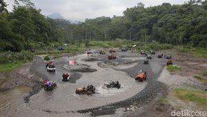 Serunya Main Basah-basahan dengan Wisata Jip Lereng Merapi