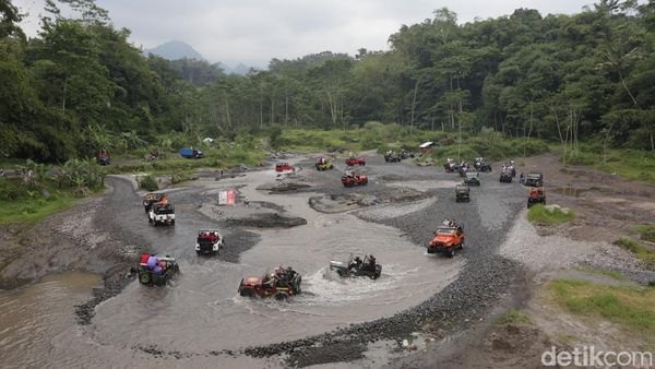 Serunya Main Basah-basahan dengan Wisata Jip Lereng Merapi
