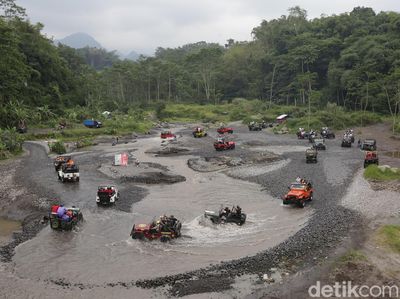Serunya Main Basah-basahan dengan Wisata Jip Lereng Merapi