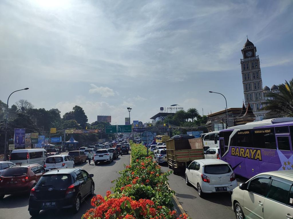 Urai Kemacetan, Polisi Terapkan One Way Arah Puncak Bogor