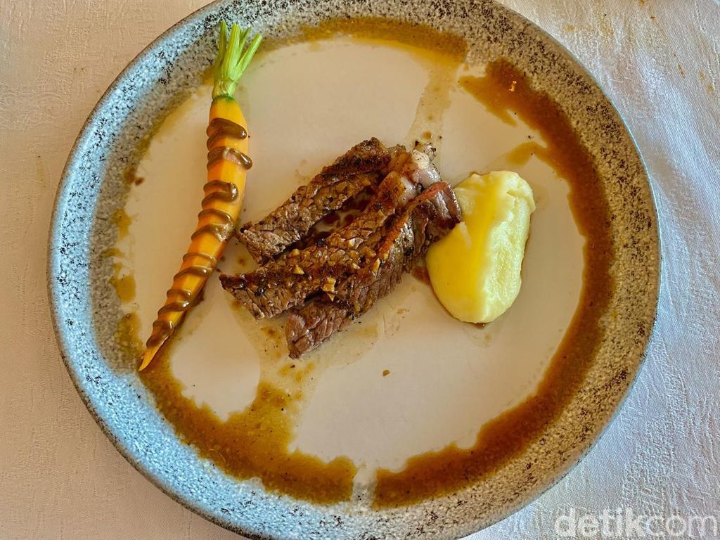 Brunch Seru Ditemani Gurita Panggang dan Steak Jepang Juicy Lezat