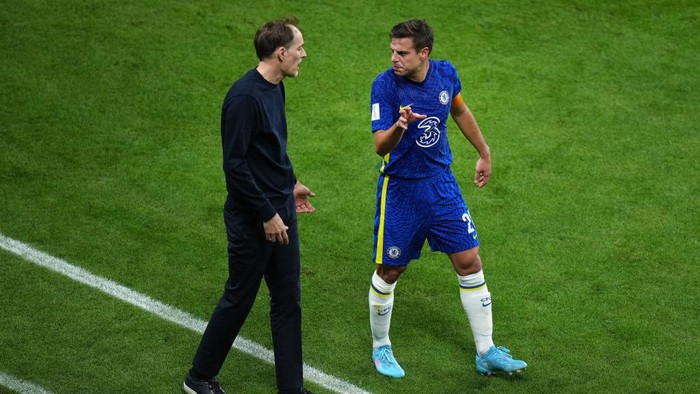 ABU DHABI, UNITED ARAB EMIRATES - FEBRUARY 12: Cesar Azpilicueta of Chelsea speaks with Thomas Tuchel, Manager of Chelsea during the FIFA Club World Cup UAE 2021 Final match between Chelsea and Palmeiras at Mohammed Bin Zayed Stadium on February 12, 2022 in Abu Dhabi, United Arab Emirates. (Photo by Angel Martinez - FIFA/FIFA via Getty Images)