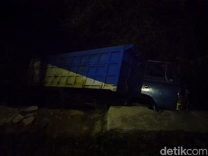 Truk Masuk Jurang di Sumedang gegara Mesin Mendadak Mati