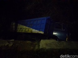 Truk Masuk Jurang di Sumedang gegara Mesin Mendadak Mati