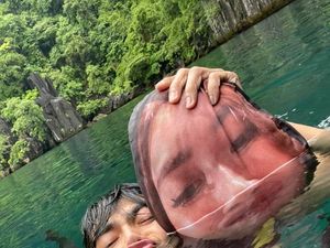 Anti Kesepian, Turis Filipina Liburan Bareng Bantal Berwajah Istri