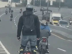 Nekat! Pengguna Unicycle Terobos Jalan Layang Mochtar Kuusumatmadja