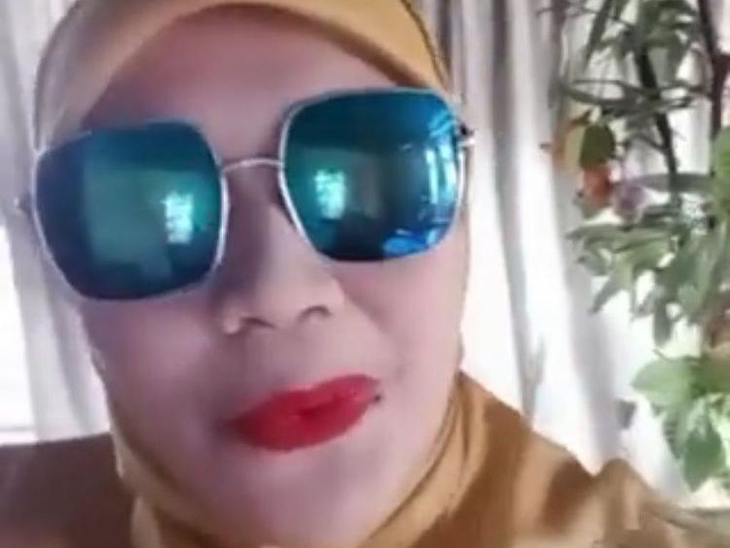 Sederet Hal Emak-emak Diduga ODGJ Hina Iriana Jokowi Sambil Meludah Sederet Hal Emak-emak Diduga ODGJ Hina Iriana Jokowi Sambil Meludah