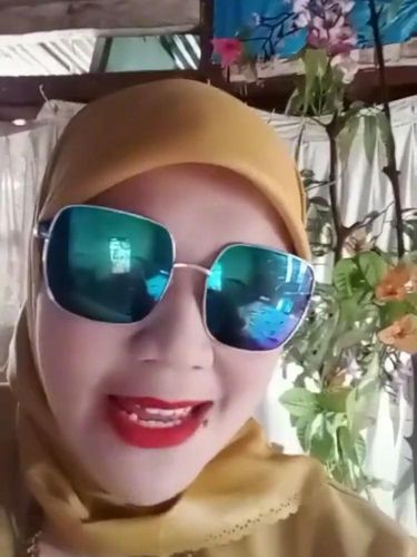 Video berisi seorang emak-emak menghina Ibu Negara, Iriana Joko Widodo (Jokowi), viral di media sosial. Wali Kota Solo Gibran Rakabuming Raka merespons video tersebut dengan santai.Video emak-emak menghina Iriana Jokowi itu viral di media sosial seperti dilihat detikcom, Sabtu (23/7/2022). Emak-emak mengenakan baju warna coklat dan berkaca mata selfie merekam aksinya.Di dalam video viral, perempuan tersebut melontarkan kata sejumlah kata yang menghina Iriana Jokowi. Tak hanya itu, saat melontarkan hinaan, perempuan tersebut juga meludah.