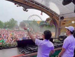 Pecah! Weird Genius Manggung di Tomorrowland Pakai Seragam SMA