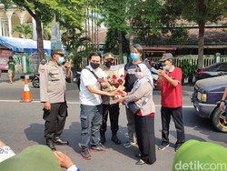 Bunga untuk Polisi agar Tuntas Tangani Kasus Guru Cabul Kota Kediri