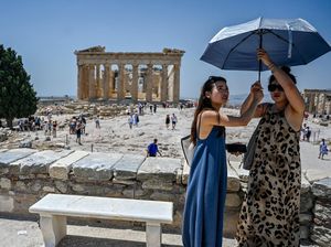 Athena Diterjang Gelombang Panas, Turis di Acropolis Sampai Bawa Kipas Angin Athena Diterjang Gelombang Panas, Turis di Acropolis Sampai Bawa Kipas Angin
