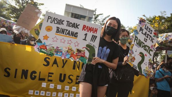 Aksi Pegiat Lingkungan Gelar Pawai Bebas Sampah di Kawasan Sudirman