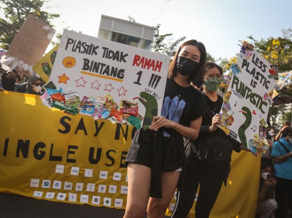 Aksi Pegiat Lingkungan Gelar Pawai Bebas Sampah di Kawasan Sudirman
