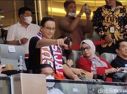 Pakai Syal Gue Persija, Anies Tiba di JIS Jelang Grand Launching