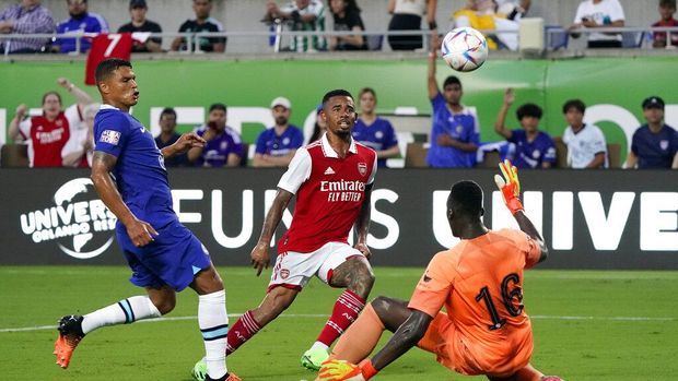 Arsenal's Gabriel Jesus, center, scores a goal as he gets between Chelsea goalkeeper Edouard Mendy (16) and Arsenal's Thiago Silva, left, during the first half of a Florida Cup friendly soccer match Saturday, July 23, 2022, in Orlando, Fla. (AP Photo/John Raoux)