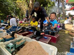 Serunya Bocah Bermain Beckhoe Hidrolik Air yang Edukatif di Taman Lansia