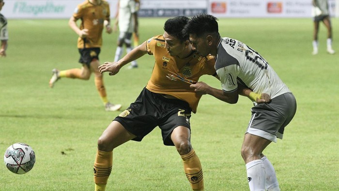 Pesepak bola Bhayangkara Fc Dendy Sulistyawan (kiri) dihadang pesepak bola Persib Bandung Daisuke Sato (kanan) pada pertandingan Liga 1 di Stadion Wibawa Mukti, Cikarang, Kabupaten Bekasi, Minggu (24/7/2022).  Hingga akhir babak pertama pertandingan imbang dengan skor 1-1. ANTARA FOTO/ Fakhri Hermansyah/nym.