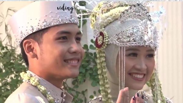 Full Senyum! 5 Potret Bintang Emon Resmi Nikahi Alca