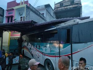 Bus PMS Seruduk Rumah Warga usai Tabrak Mobil di Jalinsum Asahan Bus PMS Seruduk Rumah Warga usai Tabrak Mobil di Jalinsum Asahan