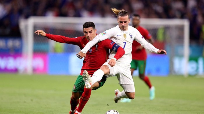 BUDAPEST, HUNGARY - JUNE 23: Cristiano Ronaldo of Portugal battles for possession with Antoine Griezmann of France during the UEFA Euro 2020 Championship Group F match between Portugal and France at Puskas Arena on June 23, 2021 in Budapest, Hungary. (Photo by Alex Pantling/Getty Images)