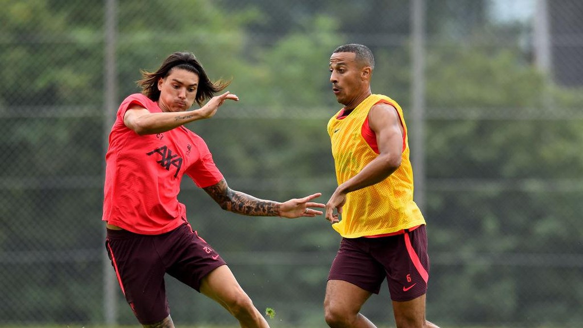 Thiago dalam sebuah sesi latihan kolektif Liverpool. Foto: Liverpool FC via Getty Images/Andrew Powell