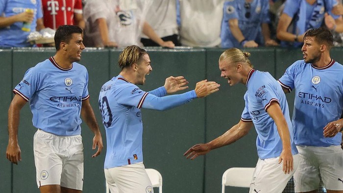 GREEN BAY, WISCONSIN - JULY 23: Erling Haaland of Manchester City celebrates with Jack Grealish and teammates after scoring their teams first goal during the pre-season friendly match between Bayern Munich and Manchester City at Lambeau Field on July 23, 2022 in Green Bay, Wisconsin. (Photo by Jamie Squire/Getty Images)