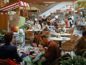 10 Potret Food Court Zaman Dulu, Ada Sejak Tahun 1957!