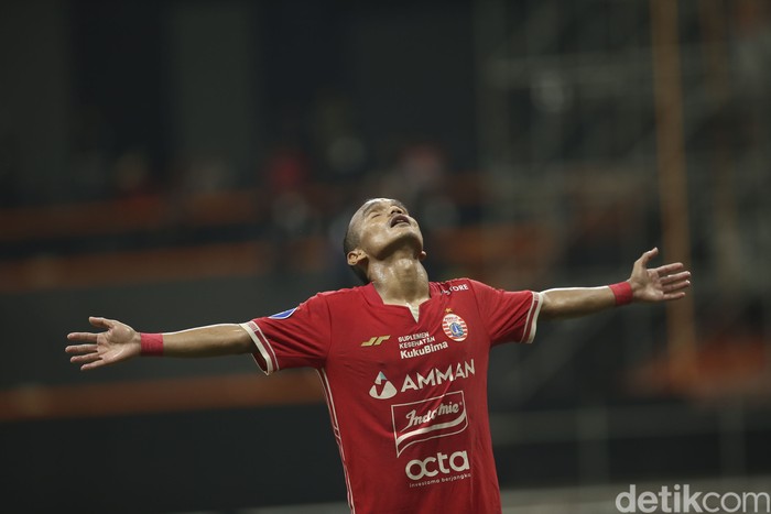 Persija Jakarta bermain imbang 3-3 saat menghadapi Chonburi FC di laga peresmian Jakarta International Stadium (JIS). Riko Simanjuntak menjadi bintang dengan dua gol dan satu assist.