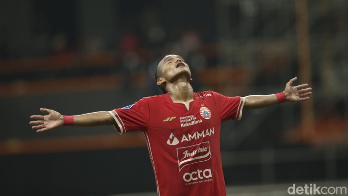 Persija Jakarta bermain imbang 3-3 saat menghadapi Chonburi FC di laga peresmian Jakarta International Stadium (JIS). Riko Simanjuntak menjadi bintang dengan dua gol dan satu assist.