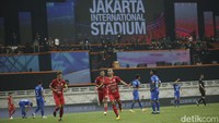 Riko melakukan selebrasi usai mencetak gol.