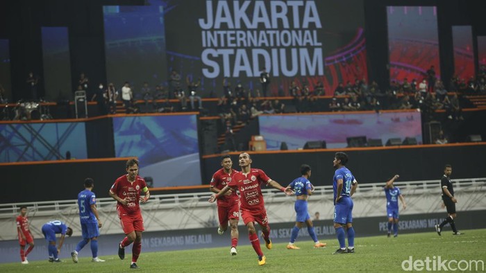 Foto: Persija Vs Chonburi Berakhir Imbang 3-3 Persija Jakarta bermain imbang 3-3 saat menghadapi Chonburi FC di laga peresmian Jakarta International Stadium (JIS). Riko Simanjuntak menjadi bintang dengan dua gol dan satu assist.