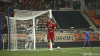 Persija membuka keunggulan di menit ke-13. Umpan terobosan dari Chandra Negara ke kotak penalti diterima Riko. Alih-alih menembak, ia mengumpan kepada Taufik Hidayat yang berdiri bebas untuk menceploskan bola ke gawang kosong.