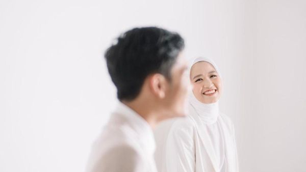8 Gaya Istri Bintang Emon yang Dinikahi dengan Mahar Dollar Total Rp 36 Juta