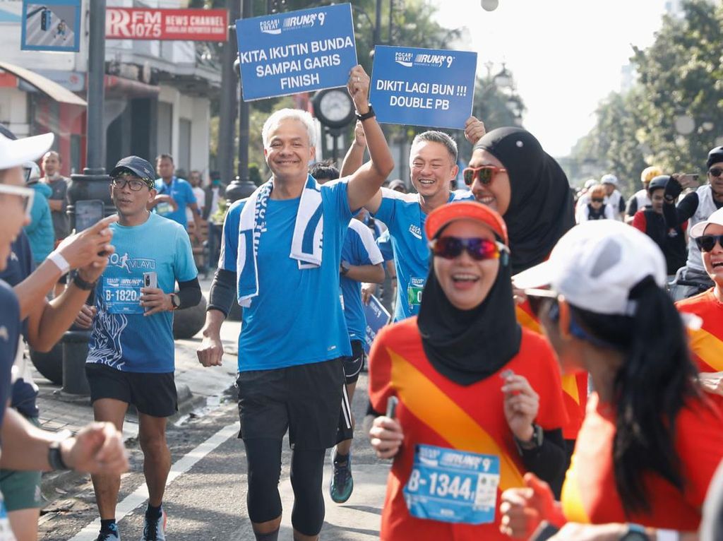 Bareng Istri, Ganjar Pranowo Ikut Lomba Lari Marathon di Bandung