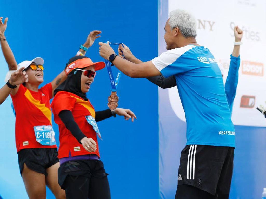 Istri Raih Medali Full Marathon Perdana, Ganjar: Saya Latih Tiap Pagi Istri Raih Medali Full Marathon Perdana, Ganjar: Saya Latih Tiap Pagi