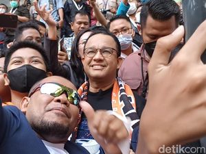 Turun ke Tribun JIS, Anies jadi Sasaran Selfie The Jakmania-Penonton Konser Turun ke Tribun JIS, Anies jadi Sasaran Selfie The Jakmania-Penonton Konser