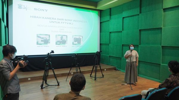 Hibah Kamera untuk Dukung Pendidikan Film Dalam Negeri