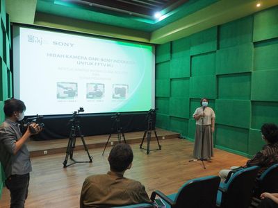 Hibah Kamera untuk Dukung Pendidikan Film Dalam Negeri