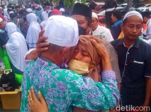 Tangis Haru Warnai Penjemputan Kedatangan Jemaah Haji di Sidrap