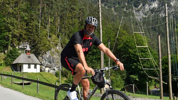 UNSPECIFIED, AUSTRIA - JULY 22: (THE SUN OUT, THE SUN ON SUNDAY OUT) Jurgen Klopp manager of Liverpool arriving before a training session on a bicycle at the Liverpool pre-season training camp on July 22, 2022 in UNSPECIFIED, Austria. (Photo by Andrew Powell/Liverpool FC via Getty Images)