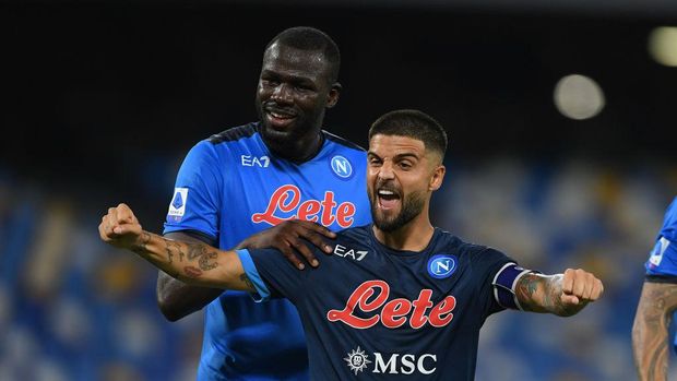 NAPLES, ITALY – AUGUST 22: Lorenzo Insigne and Kalidou Koulibaly of SSC Napoli celebrate after the Serie A match between SSC Napoli v Venezia FC at Stadio Diego Armando Maradona on August 22, 2021 in Naples, Italy. (Photo by Francesco Pecoraro/Getty Images)