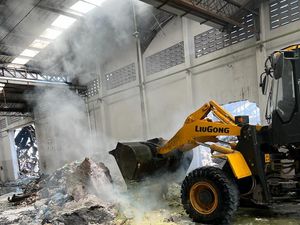 Gudang di Mranggen yang Terbakar Nyaris 3 Hari Berisi Pupuk Impor dari Rusia Gudang di Mranggen yang Terbakar Nyaris 3 Hari Berisi Pupuk Impor dari Rusia