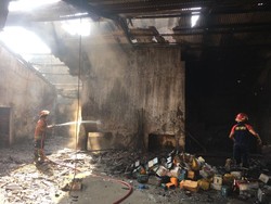 Gudang Rongsokan Aki di Trosobo Sidoarjo Terbakar
